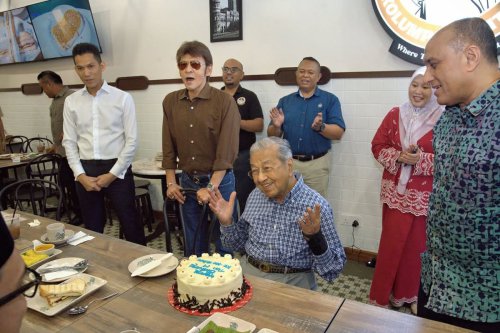 Mahatir Mohamad 100 Tahun, Ini Hadiah Kue Ulang Tahunnya