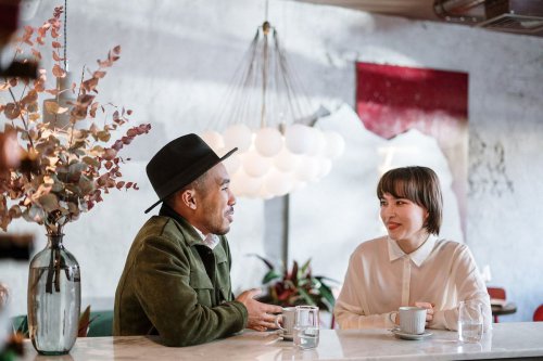 3 Zodiak yang Mudah Jatuh Cinta Saat Kencan Pertama