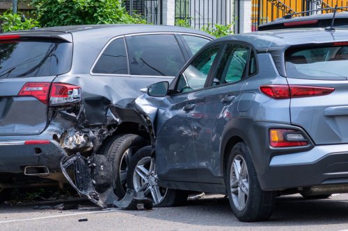 Video Minibus Seruduk Sejumlah Kendaraan Akibat Salah Injak Pedal