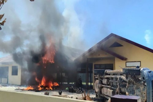 Polsek Muara Batang Gadis Dibakar Massa, Diduga Dipicu Isu Tangkap dan Lepas Kasus Narkoba