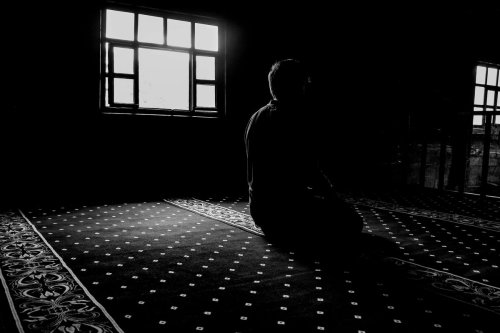 Panduan Lengkap Tata Cara Shalat Tahajud: Niat, Bacaan Latin, dan Doa Mustajab