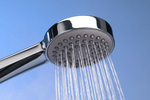 mandi, Mandi Menghadap atau Membelakangi Shower, Mana yang Lebih Bersih?