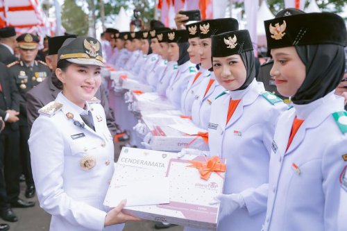 Gubernur Sherly Hadiahi 30 Paskibraka Laptop Plus Uang Saku Rp 2 Juta, Pelatih Dapat Rp 6,6 Juta