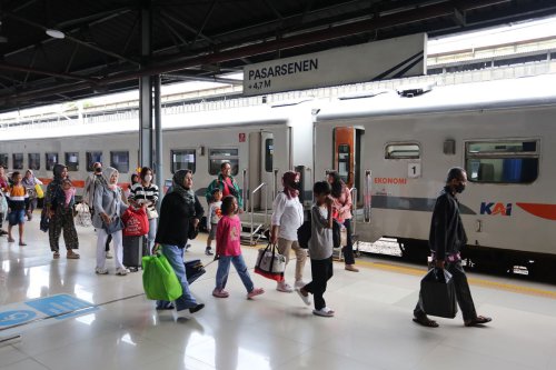 Kereta Api Indonesia, long weekend Mei 2025, long weekend idul adha 2025, kereta tambahan idul adha 2025, kereta tambahan long weekend mei 2025, KAI Tambah 7.152 Kursi untuk Long Weekend Kenaikan Yesus dan Idul Adha