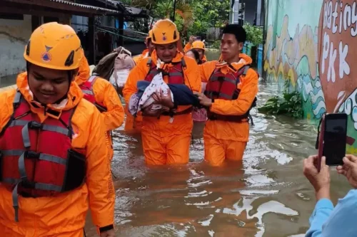 Banjir Makassar, Gubernur Sulsel Utus Tim Tagana untuk Bantu Korban Banjir