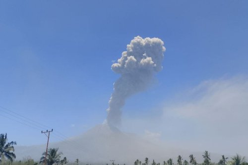 Suhu di Sekitar Erupsi Gunung Lewotobi Capai 40 Derajat, Status Awas Level IV!