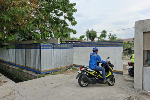 Progres Pembangunan Rumah Jokowi, Lokasi Rumah Pensiun Jokowi dan Harga Tanah, Kondisi Lingkungan Sekitar Rumah Jokowi, Harapan Kepala Desa dan Warga Desa Blulukan, Rumah Pensiun Jokowi: Pemberian Negara Berdasarkan UU, Jokowi Menolak Rumah Pensiun di Awal Masa Jabatan, Proses Pembangunan yang Terhambat, Lokasi Rumah Pensiun Jokowi di Colomadu: Tak Ada Permukiman Warga, Dekat dengan Usaha