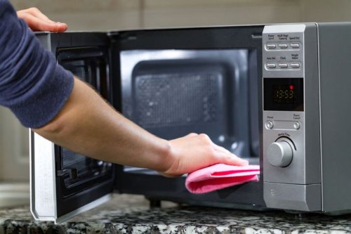 Cara Terbaik Membersihkan Microwave agar Selalu Bersih dan Bebas Bau