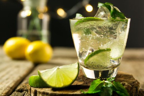 Es Kristal Vs Es Batu, Mana yang Cocok untuk Bikin Mocktail?