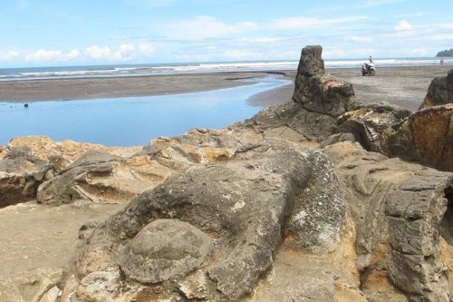 1. Legenda Buah Sipeu di Mentawai, 2. Legenda Kerajaan Pagaruyung, 3. Legenda Danau Singkarak, 4. Legenda Nagari Koto Nan Ampek, 5. Legenda Asal-usul Minangkabau, 6. Legenda Danau Maninjau, 7. Legenda Malin Kundang, Si Anak Durhaka, Legenda Terpopuler dari Sumatera Barat, dari Mentawai hingga Malin Kundang