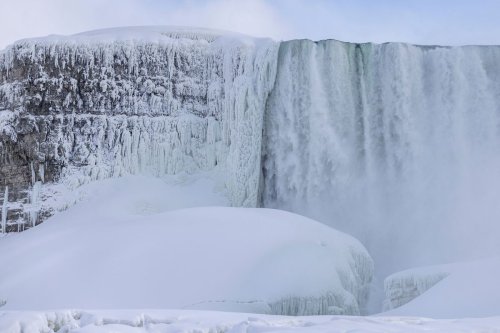 Air Terjun Niagara Membeku, Wisatawan Justru Berdatangan