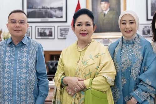 Open House Istana, Titiek Soeharto Tampil Cerah dengan Busana Nuansa Lime