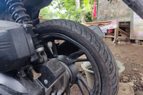 Kenali Tanda-tanda Roda Belakang Skutik Mau Copot