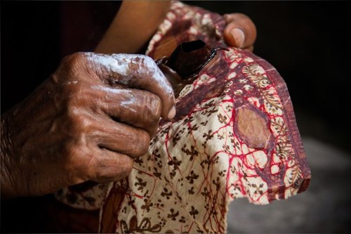 Kejayaan Batik Lasem di Abad ke-19, Perpaduan Jawa dan Tionghoa dalam Motif, Kemunduran dan Kebangkitan Kembali, Regenerasi Pembatik, Sejarah Batik Lasem, Warisan Perpaduan Jawa dan Tionghoa yang Bertahan hingga Kini