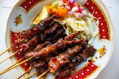 1. Pilih daging kambing muda, 2. jangan cuci daging kambing, 3. Gunakan bahan alami untuk mengempukkan daging, 4. Marinasi dengan bumbu yang tepat, 5. Gunakan arang dari kayu berkualitas, 6. Sajikan dengan bumbu kacang atau kecap pedas, Top 6+ Tips Jitu Membuat Sate Kambing Empuk dan Bebas Bau Prengus