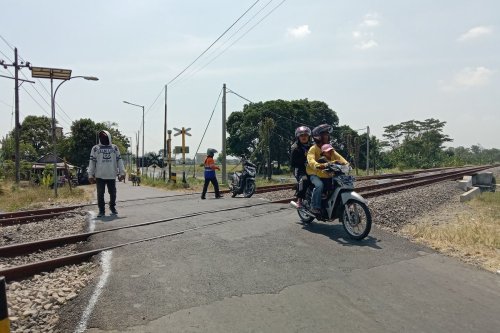 Meluruskan Mitos Tanggung Jawab Palang Pintu Pelintasan KA