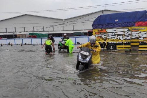 Daftar Kereta yang Dialihkan dan Dibatalkan akibat Banjir Pekalongan