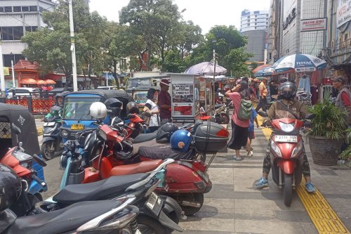 Parkir Liar Jakarta: Kesemrawutan &amp; Pungutan Ilegal Tak Berujung