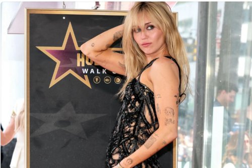 Miley Cyrus Pakai Gaun Vintage Koleksi 2015 saat Terima Bintang Hollywood, Ini Detailnya