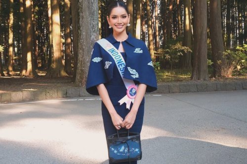 Outfit Melliza Xaviera Saat Karantina di Jepang, Pakai Tas Peta Indonesia