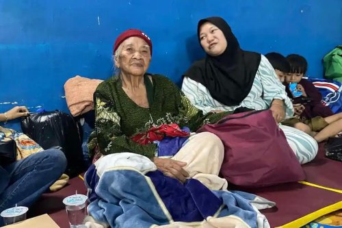 Cerita dari Posko Pengungsian Cisarua, Salamah Menanti Kabar 9 Anak dan Cucu yang Tertimbun Longsor