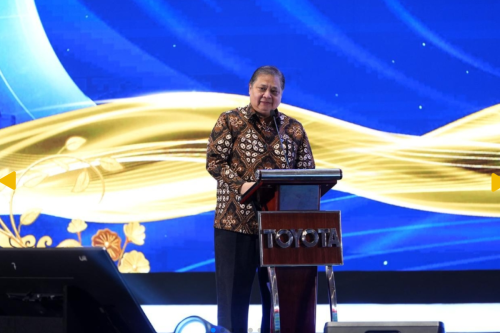 otomotif, Airlangga Hartarto, industri otomotif, kendaraan listrik, Airlangga Apresiasi TMMIN-CATL Produksi Baterai Hybrid di RI