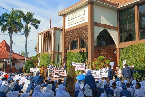Ratusan Siswa SMAN 2 Situbondo Demo, Protes Penebangan Pohon dan Desak Kepala Sekolah Dicopot
