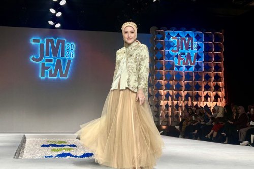 Gaya Modest Elegan ala Adelia Pasha di Jakarta Muslim Fashion Week 2026