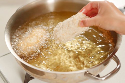4 Cara Mudah Menjernihkan Minyak Goreng Kotor, Pakai Bahan Dapur Ini