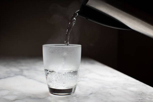 Sering Minum Air Panas? Simak Manfaat dan Waspadai Risiko Tersembunyi