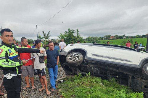 Kecelakaan KA Batara Kresna di Sukoharjo: Mobil Ringsek, Pasutri Dilarikan ke RS