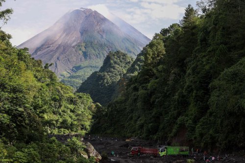 Gunung Merapi Masih Siaga, Masyarakat Diimbau Jauhi Aliran Sungai