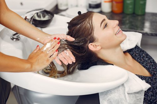 Cara Pakai Hair Mask yang Benar, Aplikasikan ke Batang Rambut atau Kulit Kepala?