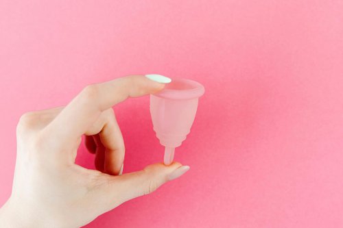 1. Pastikan paham cara memasukannya, 2. Jaga kebersihan dengan benar, 3. Pastikan tidak alergi karet, 4. Tidak direkomendasikan untuk perawan, Sebelum Pakai Menstrual Cup, Ini 4 Hal Penting yang Harus Diperhatikan