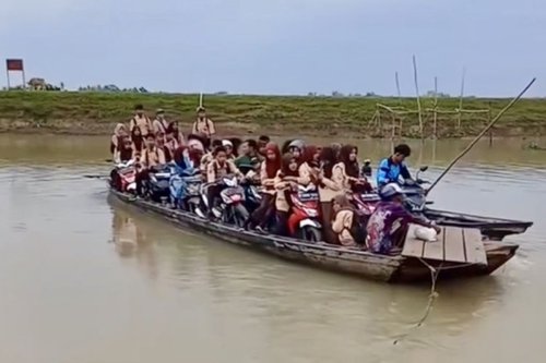 Jembatan Tak Kunjung Ada, Nasib Siswa Lampung Timur Tetap Bergantung pada Perahu Klotok