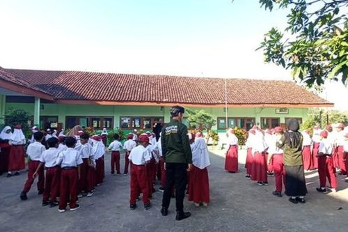 hari pertama masuk sekolah, Jawa Timur, Hari Pertama Sekolah, hari pertama sekolah, Hari Pertama Masuk Sekolah, MPLS, Pemkab Kediri, MPLS 2025, Hari Pertama Masuk Sekolah, Pemkab Kediri Beri Dispensasi Bagi Pegawai Laki-laki