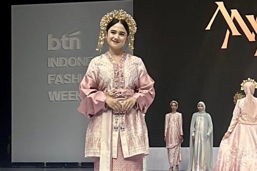 Tissa Biani Tampil di Indonesia Fashion Week 2025, Pakai Busana Melayu Sumatera