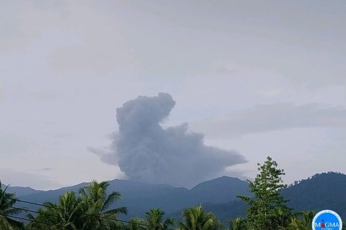 Gunung Dukono, gunung dukono, gunung dukono di halmahera utara meletus hari ini, Gunung Dukono di Halmahera Utara mengalami erupsi, Gunung Dukono di Halmahera Utara meletus, Gunung Dukono Erupsi, Wisatawan Dilarang Mendekat 4 Km dari Kawah