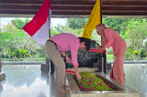 Kartika Sari Dewi Akhirnya Ziarah ke Makam Bung Karno, Pertama Kali Sejak Usia 3 Tahun