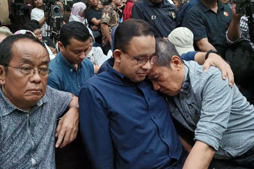 Tom Lembong Divonis 4,5 Tahun, Saut Situmorang Menangis di Pelukan Anies