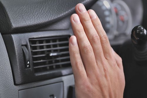 ac mobil tidak dingin, Servis AC mobil, gejala AC bermasalah, perawatan sistem pendingin, Cara Mengetahui AC Mobil Perlu Servis Menyeluruh