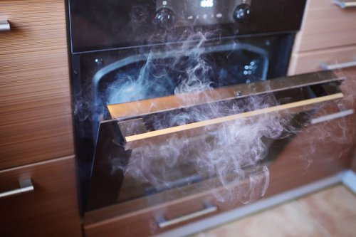 Awas Bisa Kebakaran atau Meledak, Jangan Masukkan 5 Benda Ini ke Oven
