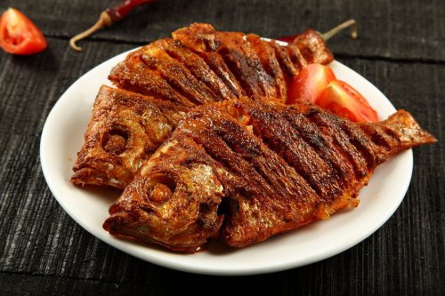 Cara Goreng Ikan agar Kulit Utuh dan Minyak Tidak Memercik, Tabur Bahan Ini