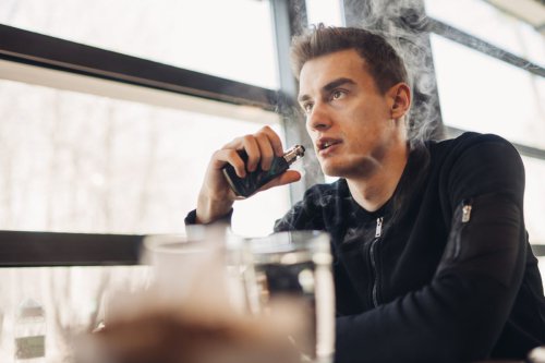 Alasan Nge-vape Dilarang di Pesawat, Bisa Memicu Kebakaran