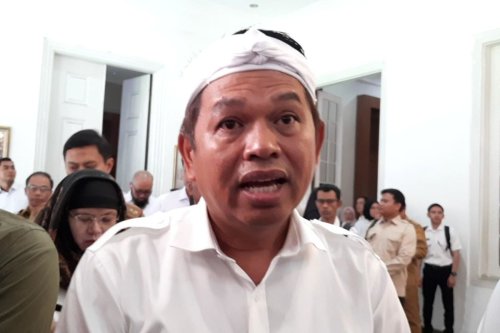 Dedi Mulyadi Elus Dada Lihat Murid SDN Cibitung Belajar di Lantai