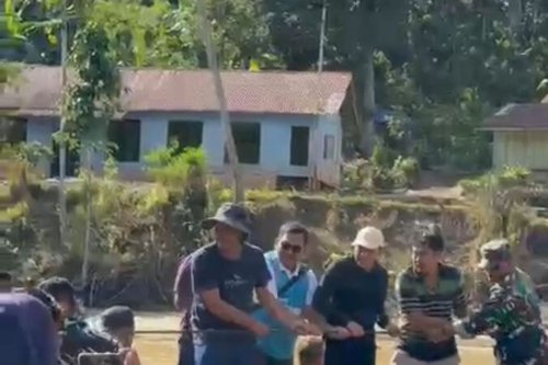 Wagub Aceh Fadhlullah Tercebur ke Sungai Saat Tinjau Wilayah Terisolasi Banjir Aceh Tengah