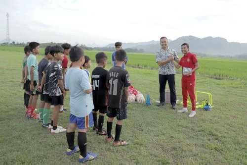 Asisten Pelatih Timnas Indonesia Puji Evan Dimas Bina Bibit Muda di Tulungagung