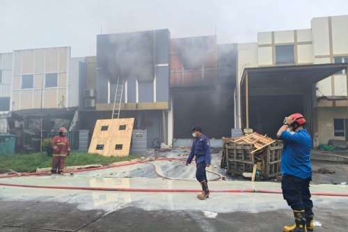 Mengapa Kebakaran Gudang Pestisida di Tangsel Dipadamkan Pakai Pasir, Bukan Air? Ini Penjelasannya