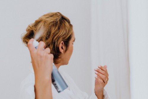 Apakah Dry Shampoo Efektif Mengatasi Rambut Lepek? Ini Penjelasan Trichologist