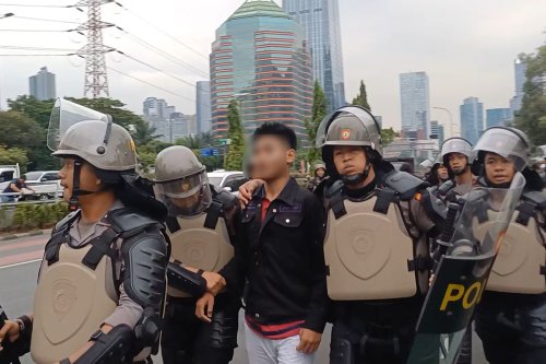 Saat Ratusan Pelajar Ikut Demo Buruh: Dari Panjat Pagar Tol hingga Kejang di DPR